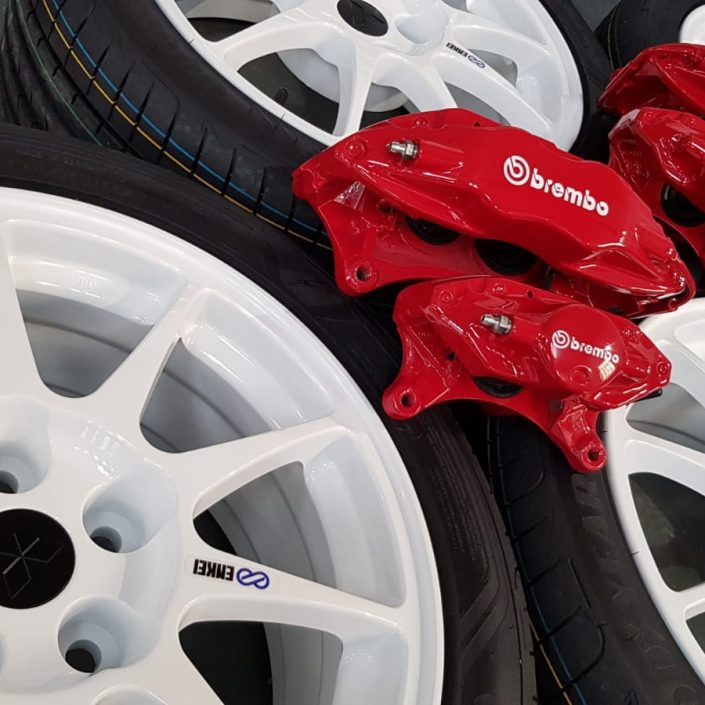 gloss white alloy wheel refurbishment and brake caliper refurbs