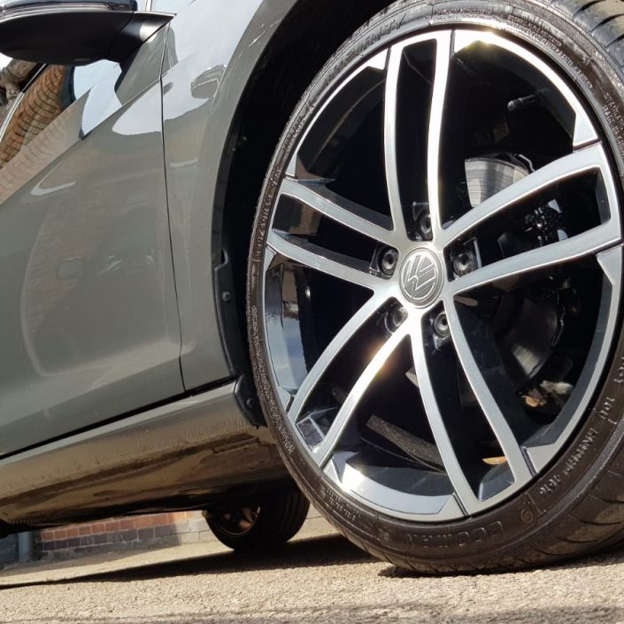 gloss black alloy wheel refurbishment and diamond cut finish