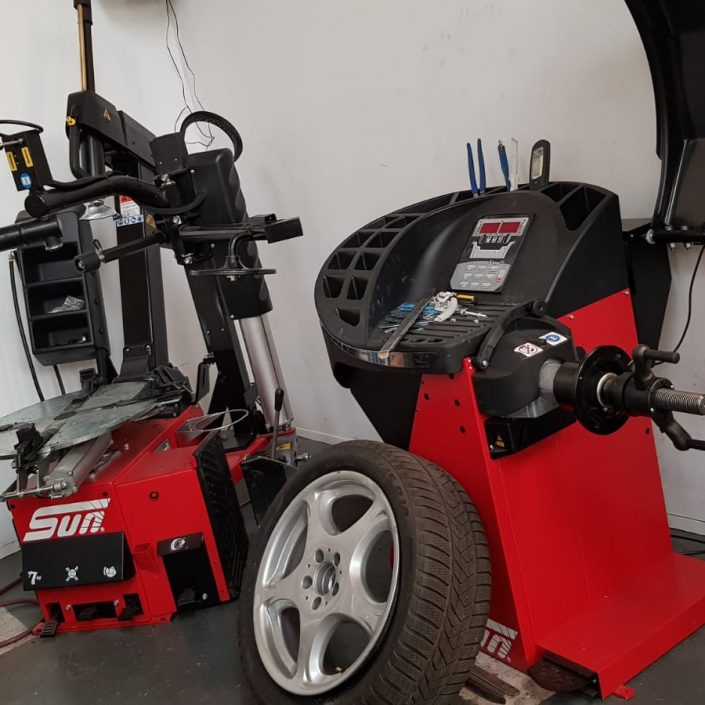 tyre machines for tyre removal before alloy wheel refurbishment